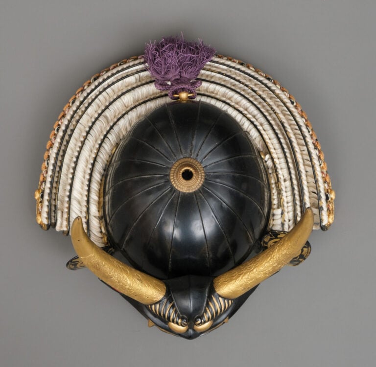 JAPON- XXème - Grande ARMURE (ô'yoroi) japonaise laquée or et noir, ornée de co…
