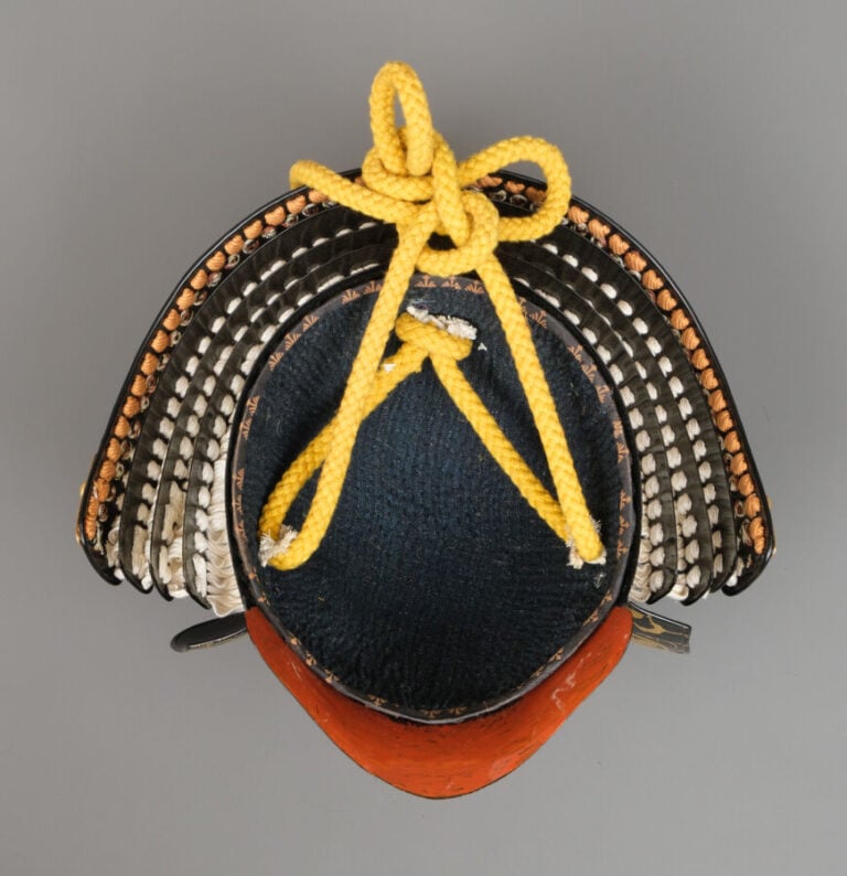 JAPON- XXème - Grande ARMURE (ô'yoroi) japonaise laquée or et noir, ornée de co…