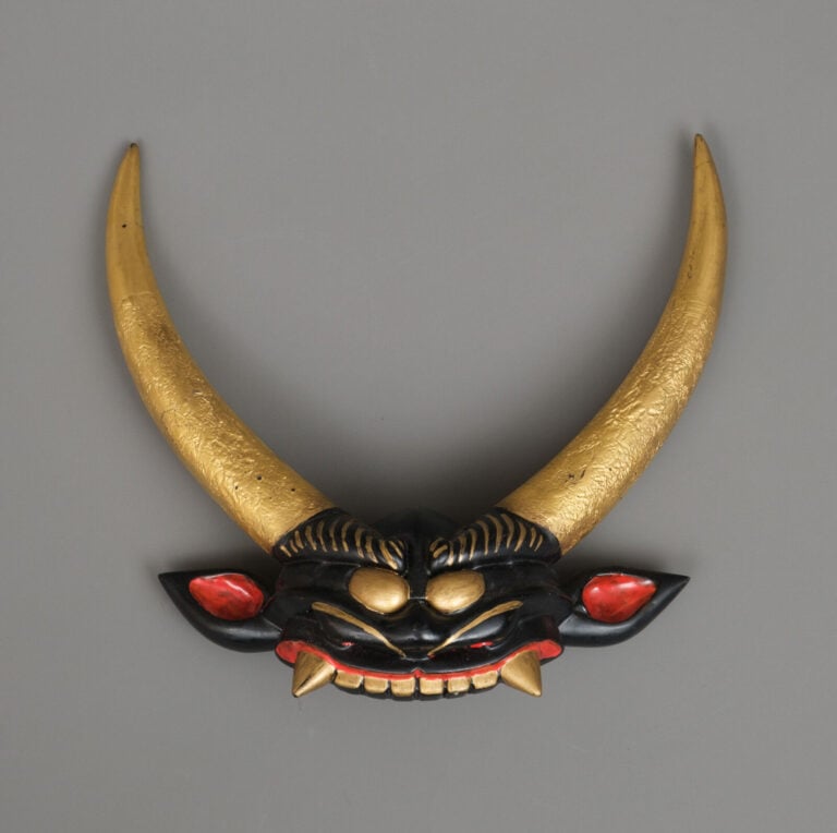 JAPON- XXème - Grande ARMURE (ô'yoroi) japonaise laquée or et noir, ornée de co…