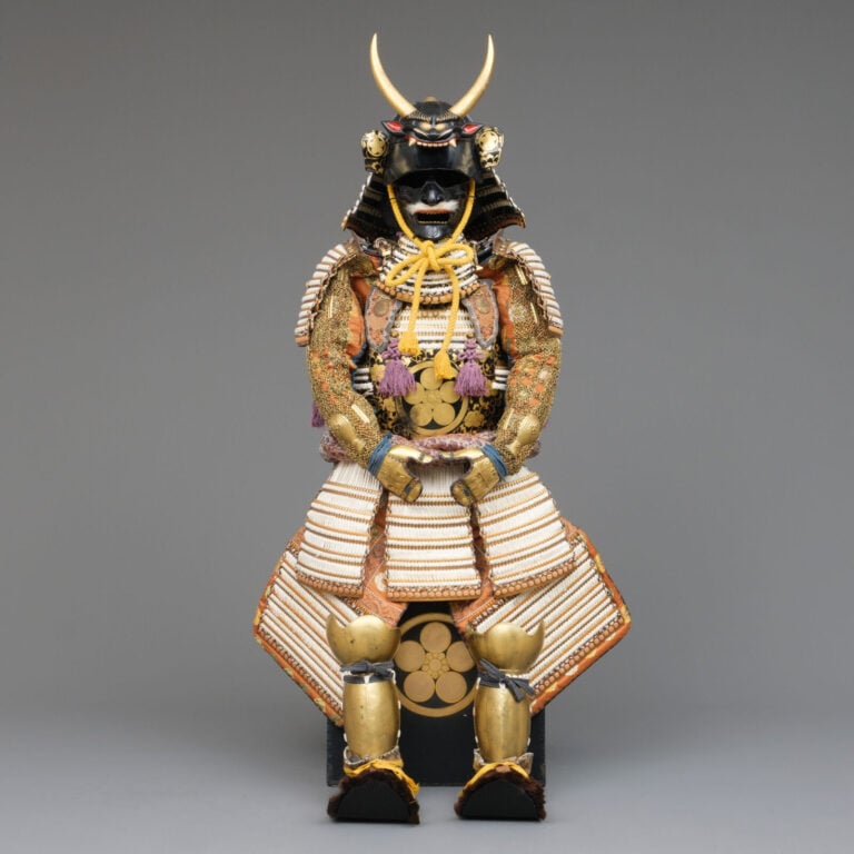 JAPON- XXème - Grande ARMURE (ô'yoroi) japonaise laquée or et noir, ornée de co…