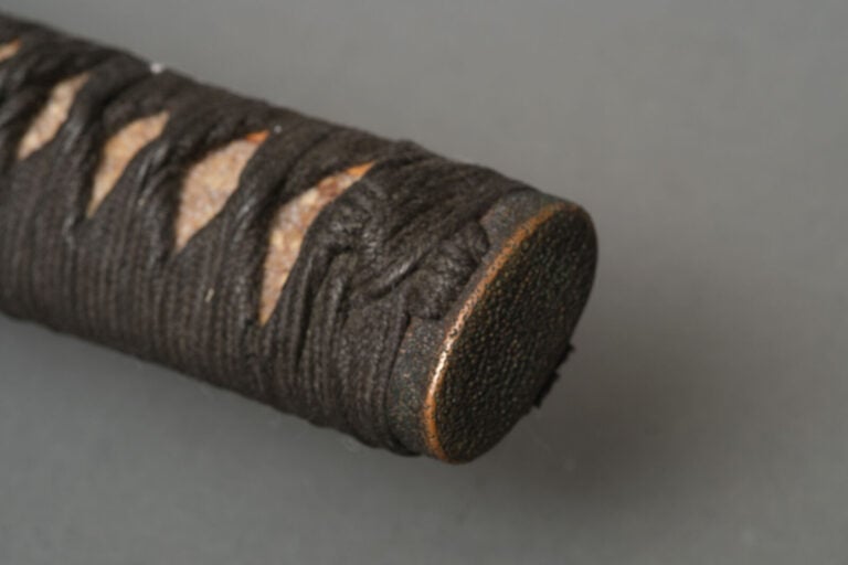 JAPON.SABRE KOSHIRAEnoir avec kanegu en bronze à décor d'une surface martelée e…