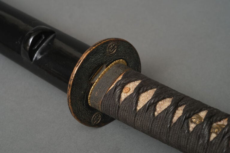 JAPON.SABRE KOSHIRAEnoir avec kanegu en bronze à décor d'une surface martelée e…