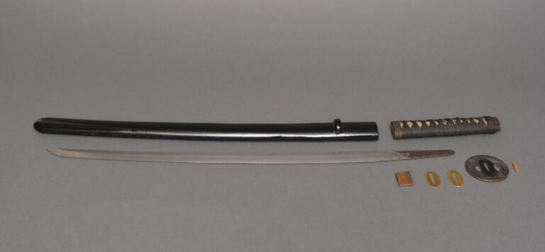 JAPON.SABRE KOSHIRAEnoir avec kanegu en bronze à décor d'une surface martelée e…