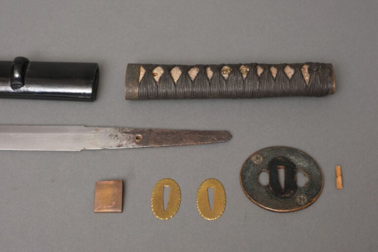 JAPON.SABRE KOSHIRAEnoir avec kanegu en bronze à décor d'une surface martelée e…
