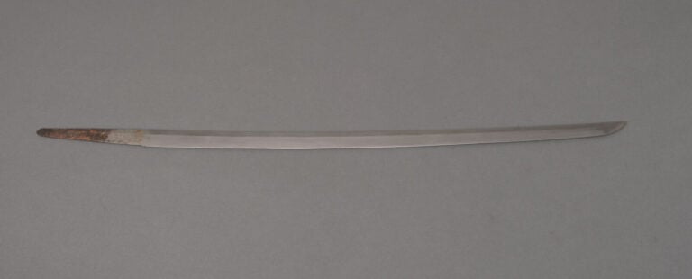 JAPON.SABRE KOSHIRAEnoir avec kanegu en bronze à décor d'une surface martelée e…