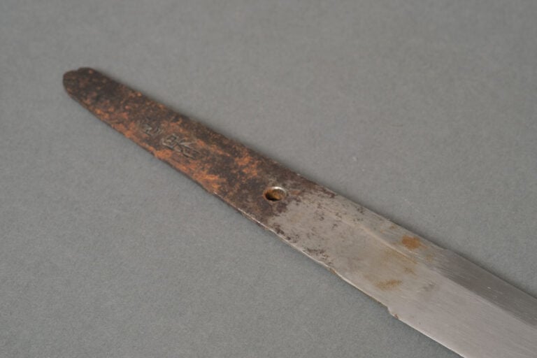 JAPON.SABRE KOSHIRAEnoir avec kanegu en bronze à décor d'une surface martelée e…