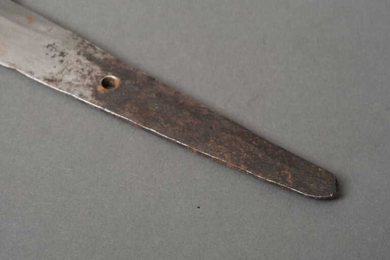 JAPON.SABRE KOSHIRAEnoir avec kanegu en bronze à décor d'une surface martelée e…
