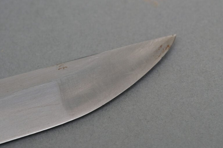 JAPON.SABRE KOSHIRAEnoir avec kanegu en bronze à décor d'une surface martelée e…