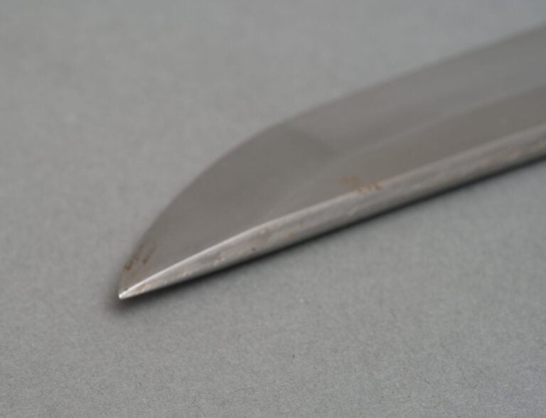JAPON.SABRE KOSHIRAEnoir avec kanegu en bronze à décor d'une surface martelée e…