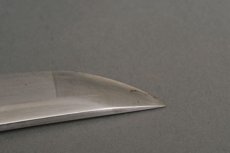 JAPON.SABRE KOSHIRAEnoir avec kanegu en bronze à décor d'une surface martelée e…