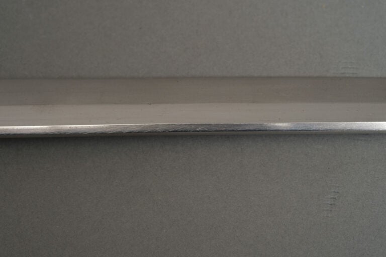 JAPON.SABRE KOSHIRAEnoir avec kanegu en bronze à décor d'une surface martelée e…