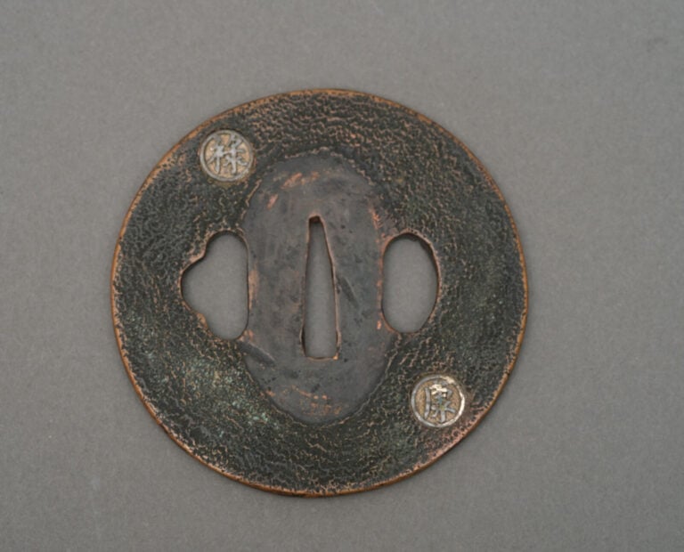 JAPON.SABRE KOSHIRAEnoir avec kanegu en bronze à décor d'une surface martelée e…