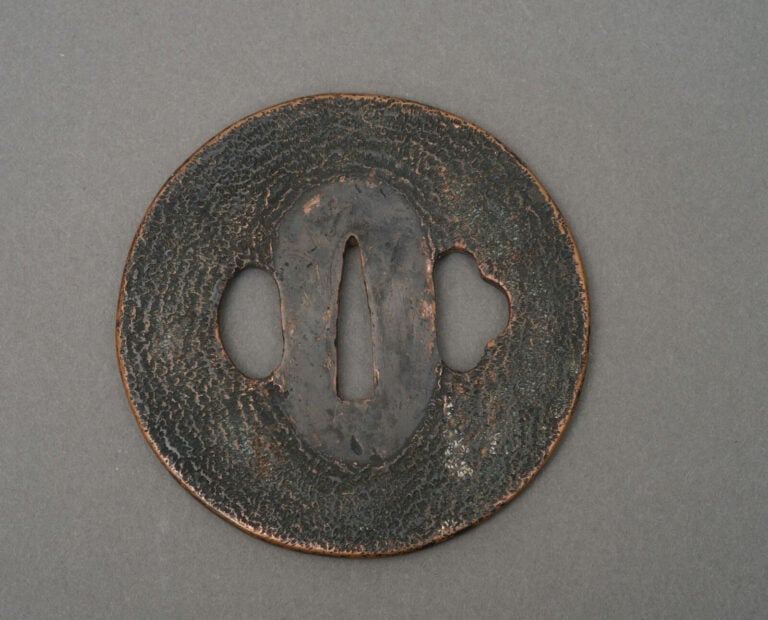 JAPON.SABRE KOSHIRAEnoir avec kanegu en bronze à décor d'une surface martelée e…