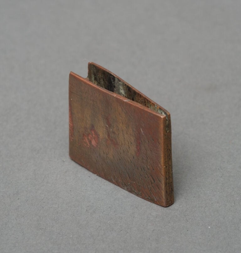 JAPON.SABRE KOSHIRAEnoir avec kanegu en bronze à décor d'une surface martelée e…