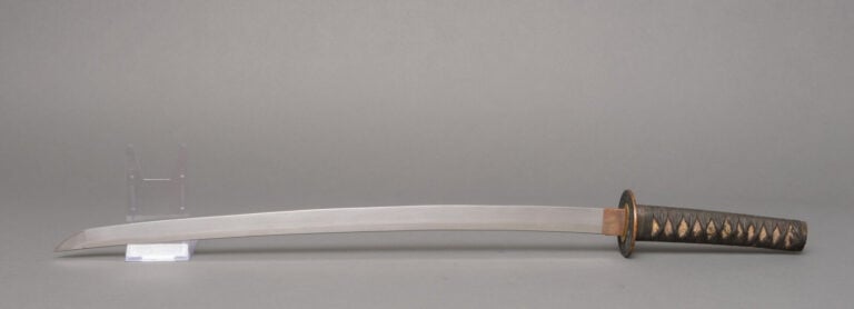 JAPON.SABRE KOSHIRAEnoir avec kanegu en bronze à décor d'une surface martelée e…