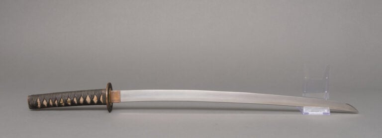 JAPON.SABRE KOSHIRAEnoir avec kanegu en bronze à décor d'une surface martelée e…