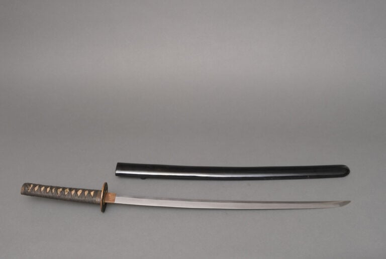 JAPON.SABRE KOSHIRAEnoir avec kanegu en bronze à décor d'une surface martelée e…