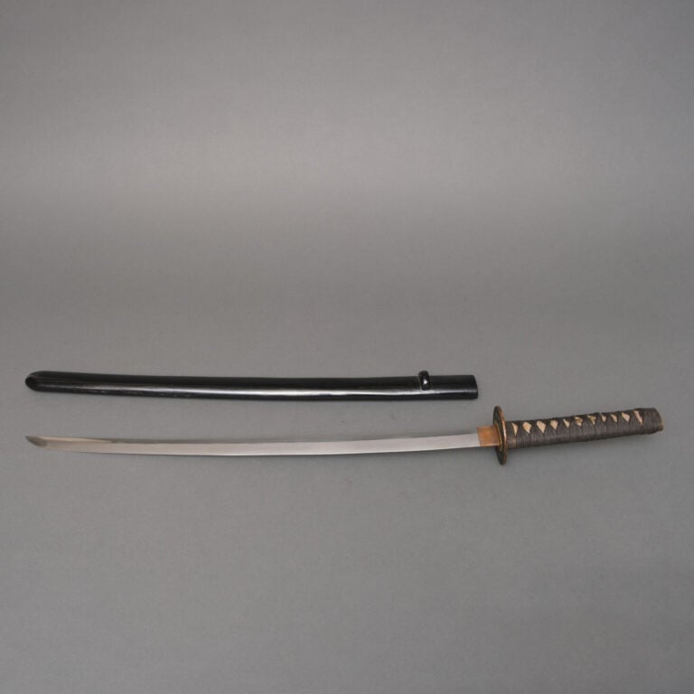 JAPON.SABRE KOSHIRAEnoir avec kanegu en bronze à décor d'une surface martelée e…