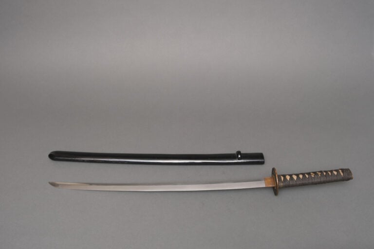 JAPON.SABRE KOSHIRAEnoir avec kanegu en bronze à décor d'une surface martelée e…