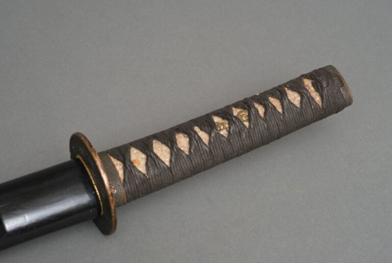JAPON.SABRE KOSHIRAEnoir avec kanegu en bronze à décor d'une surface martelée e…