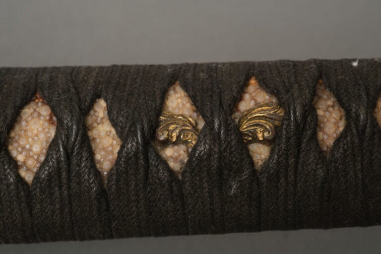 JAPON.SABRE KOSHIRAEnoir avec kanegu en bronze à décor d'une surface martelée e…