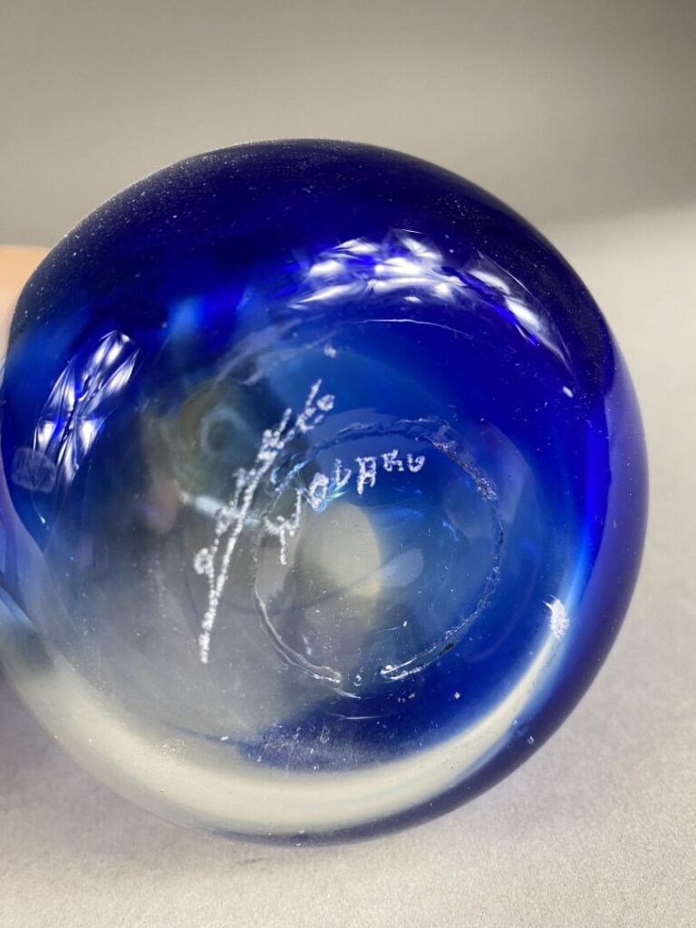 Jean-Claude Novaro (1943-2014) - Flacon en verre soufflé translucide et bleu à…