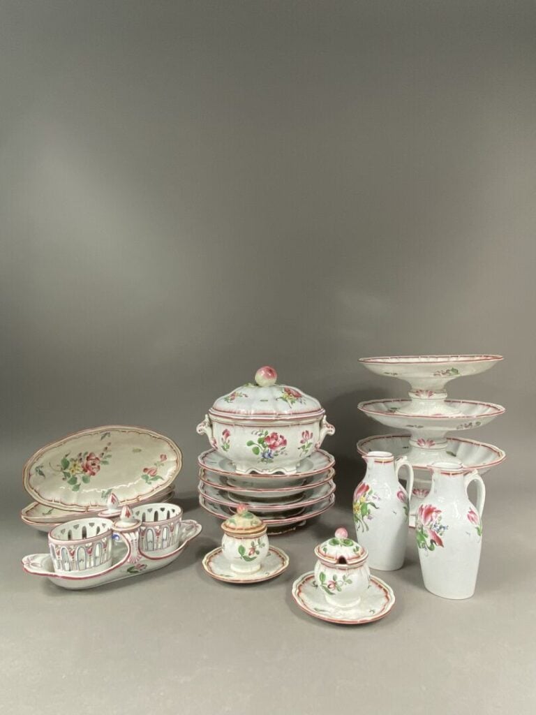 Keller & Guérin, Lunéville - Partie de service en faïence émaillée polychrome à…