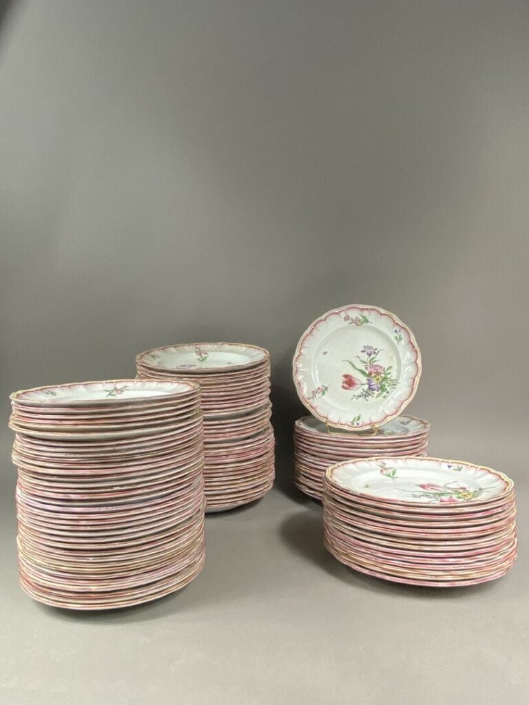 Keller & Guérin, Lunéville - Partie de service en faïence émaillée polychrome à…