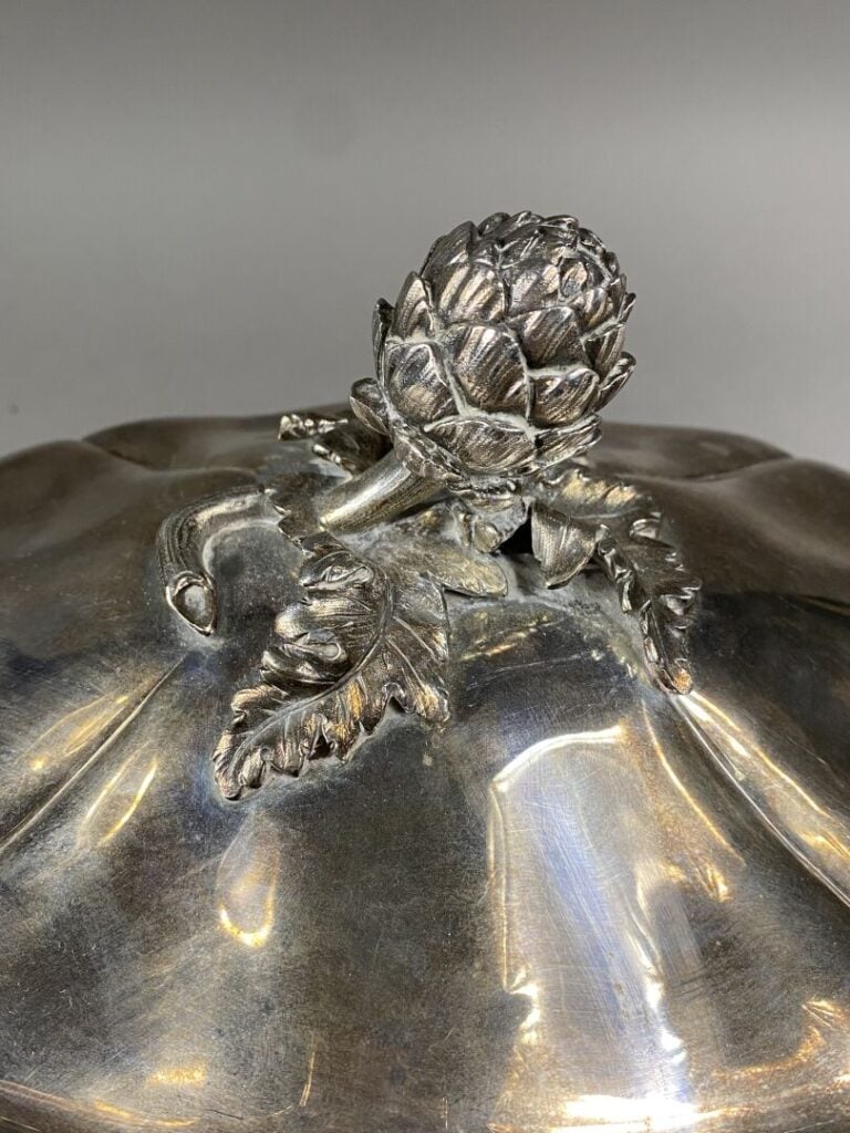 Légumier couvert en argent (925) de forme ovale, les anses et pieds formés de v…