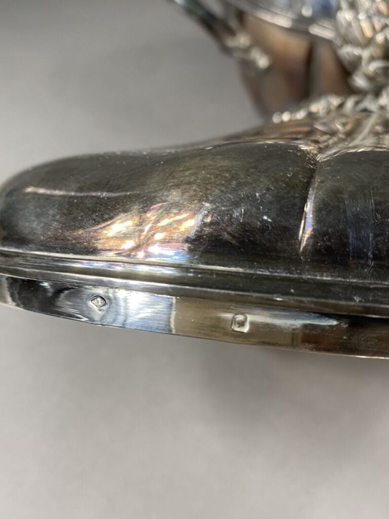 Légumier couvert en argent (925) de forme ovale, les anses et pieds formés de v…