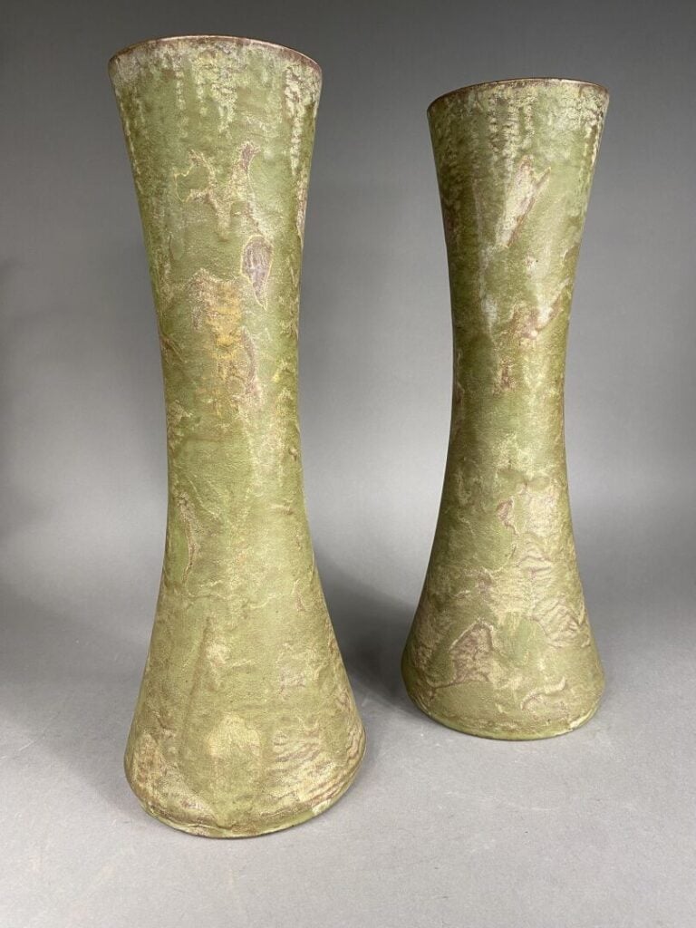 Les Yvelines - Paire de grands vases cornets en grès à décor émaillé à coulées…