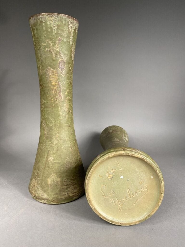 Les Yvelines - Paire de grands vases cornets en grès à décor émaillé à coulées…