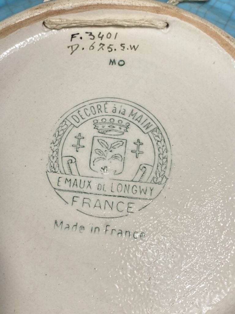LONGWY - Ensemble de deux assiettes à bords polylobés à décor de fleurs et feui…