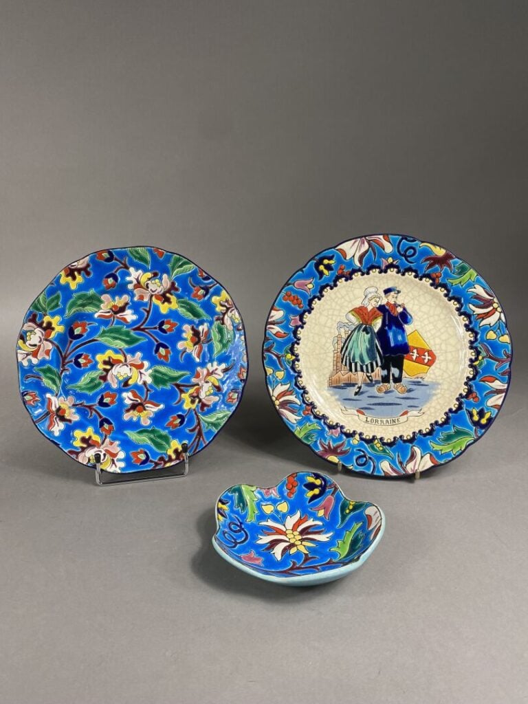 LONGWY - Ensemble de deux assiettes à bords polylobés à décor de fleurs et feui…