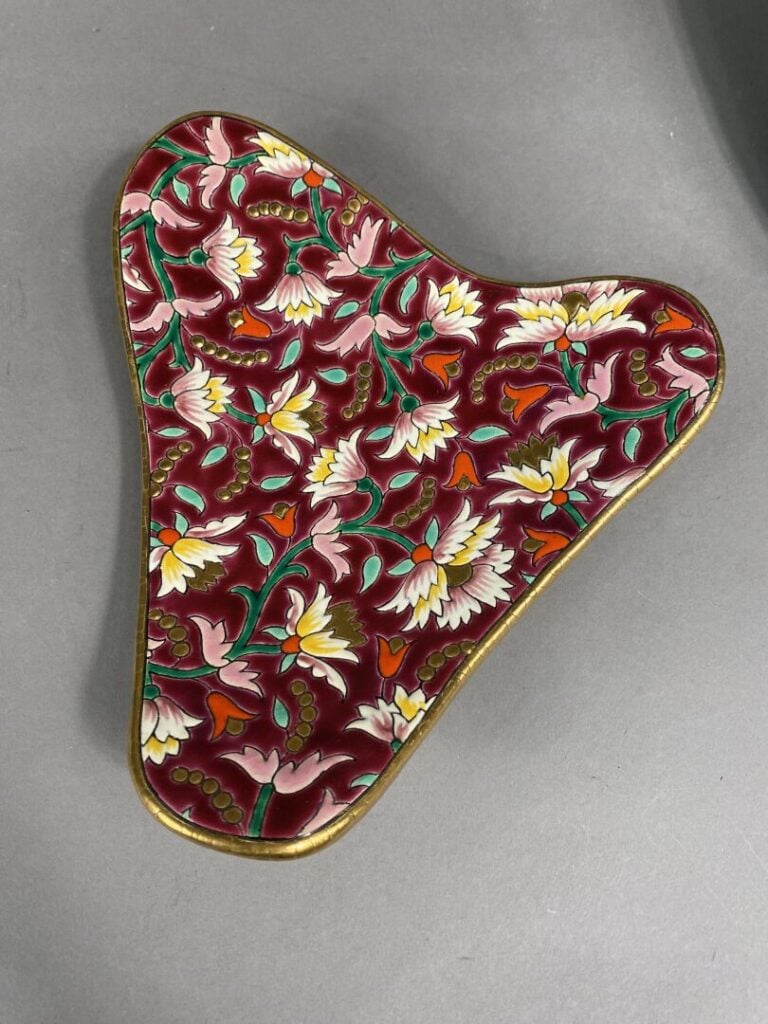 LONGWY - Ensemble de deux coupes ou vides-poches en faience émaillée à décor de…