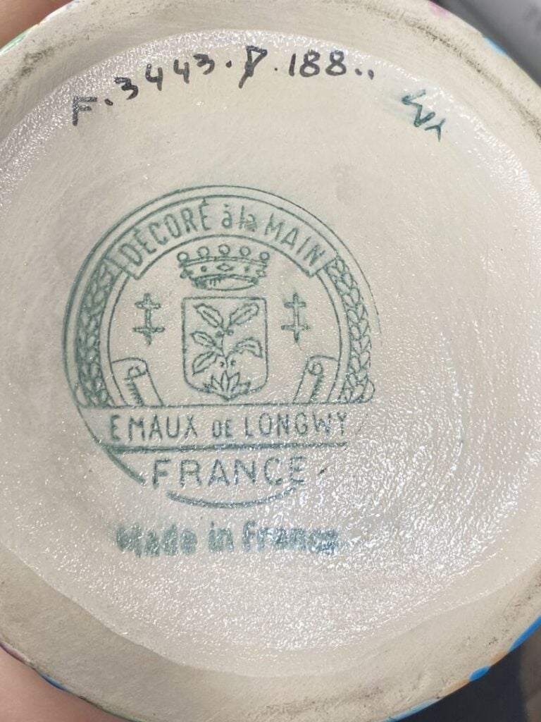 LONGWY - Vase évasé en faïence émaillée à décor de fleurs sur fond turquoise. -…