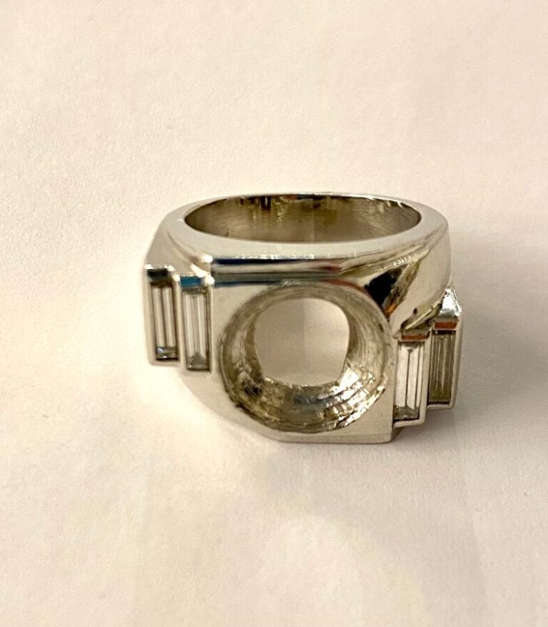 Lot comprenant : - - Monture de bague en or blanc (750 ‰) serti de diamants. Po…