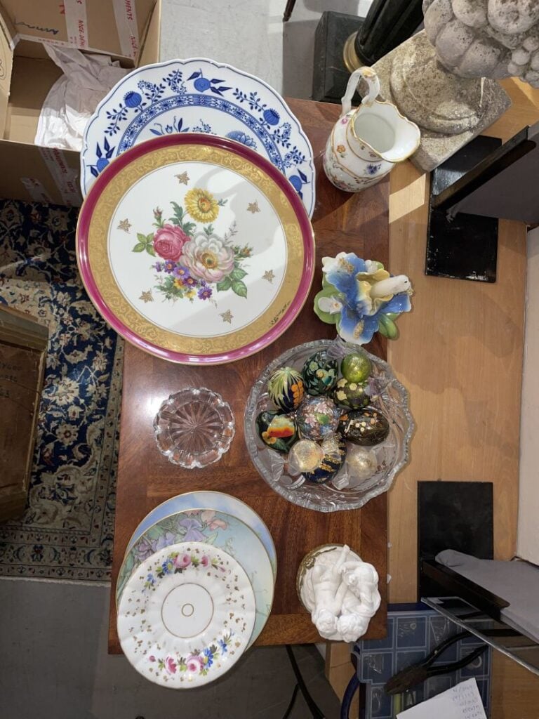 Lot comprenant une verseuse en porcelaine à décor floral polychrome et filets d…