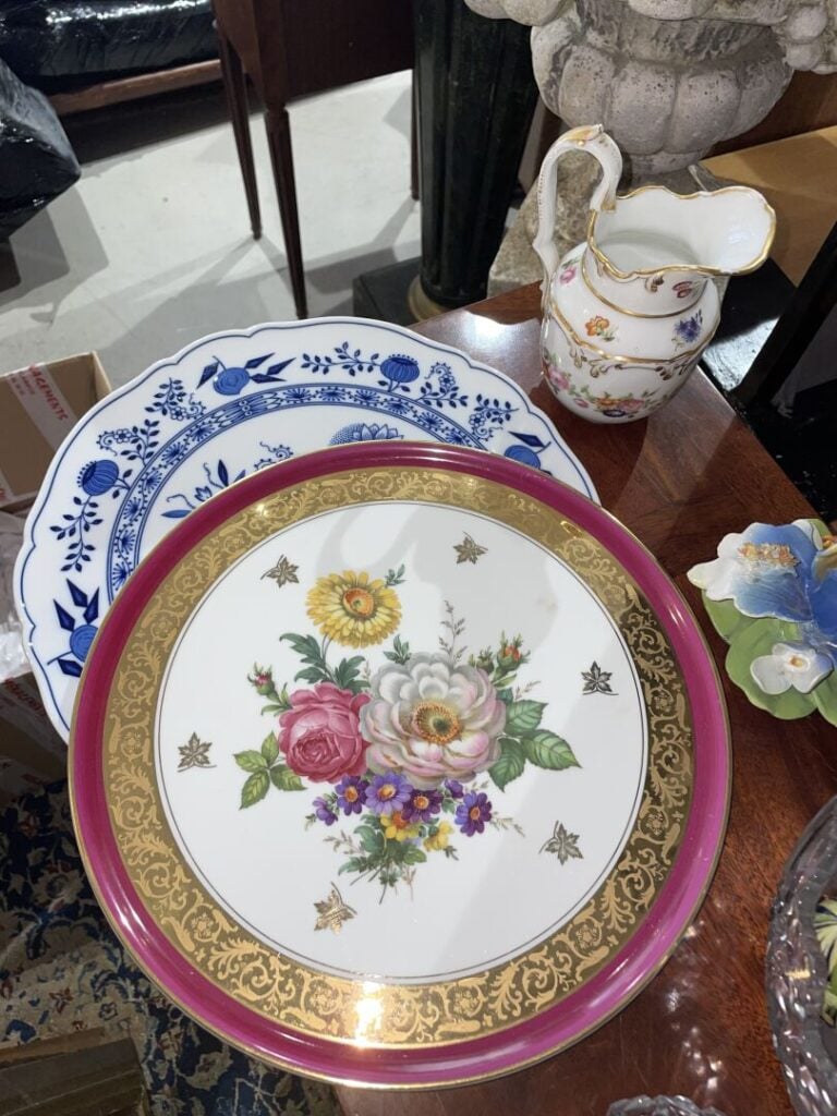 Lot comprenant une verseuse en porcelaine à décor floral polychrome et filets d…