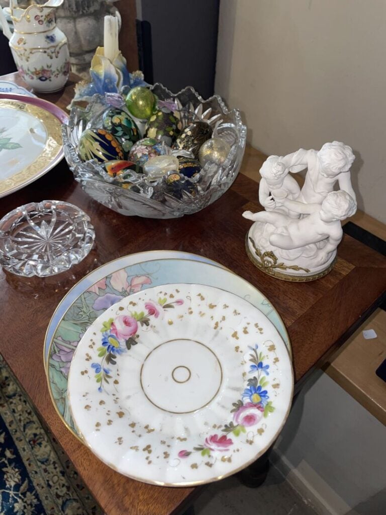 Lot comprenant une verseuse en porcelaine à décor floral polychrome et filets d…