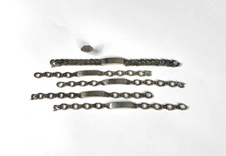 Lot de 5 gourmettes en argent et une bague - Poinçon rhinocéros et crabe - Poid…