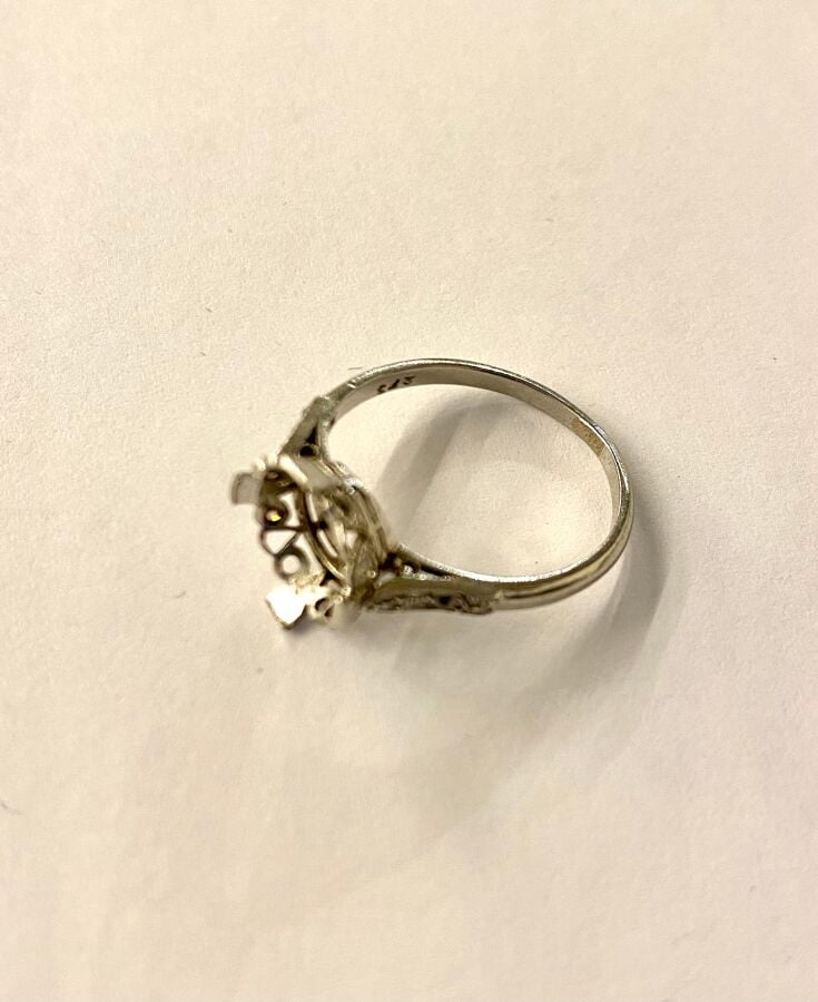 Lot de 5 montures de bagues en or blanc (750 ‰) : - - Monture de bague en or bl…