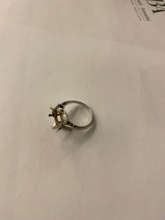 Lot de 5 montures de bagues en or blanc (750 ‰) : - - Monture de bague en or bl…