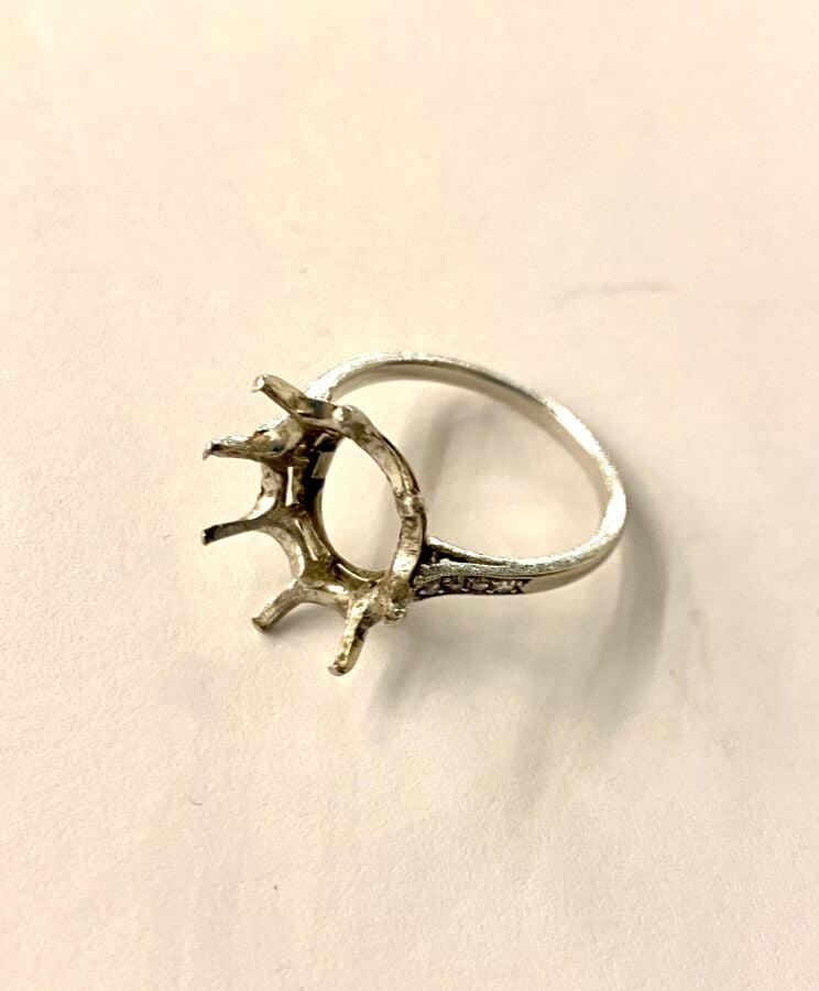 Lot de 5 montures de bagues en or blanc (750 ‰) : - - Monture de bague en or bl…