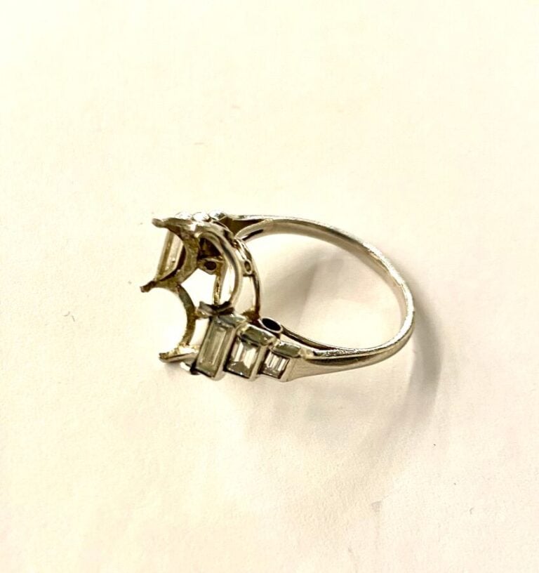 Lot de 5 montures de bagues en or blanc (750 ‰) : - - Monture de bague en or bl…