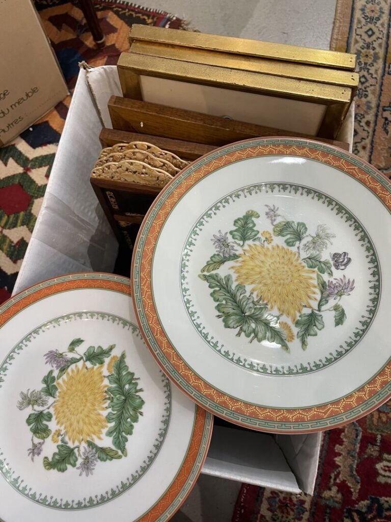 Lot de bibelots courants comprenant des plaques en porcelaine à décor de person…