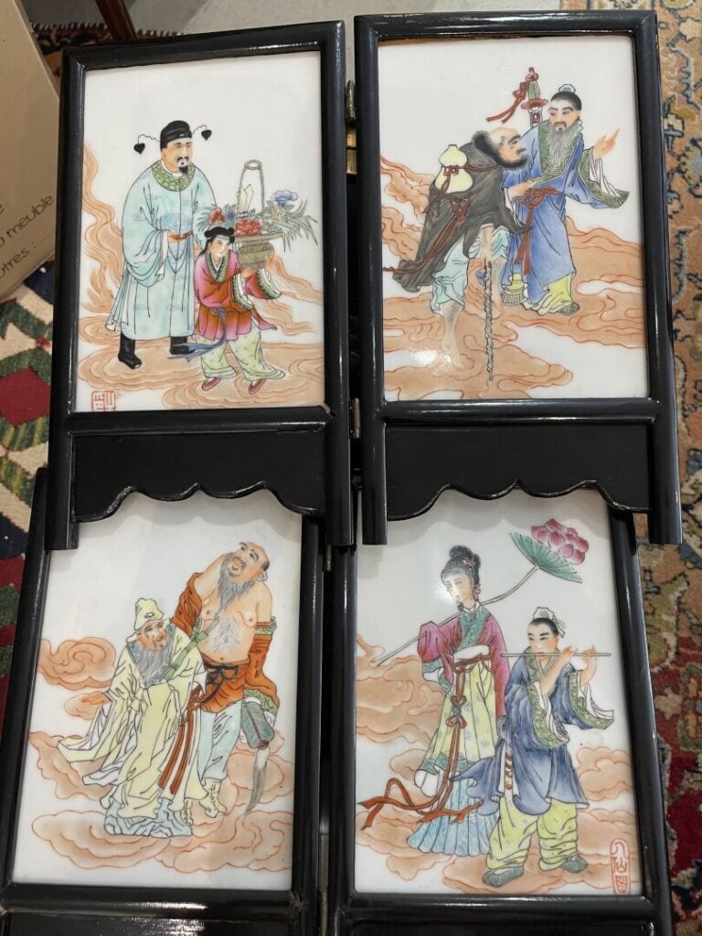 Lot de bibelots courants comprenant des plaques en porcelaine à décor de person…