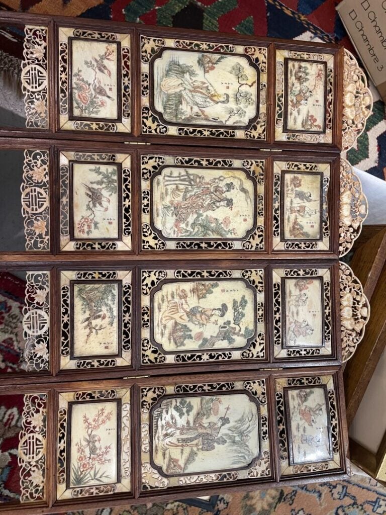 Lot de bibelots courants comprenant des plaques en porcelaine à décor de person…