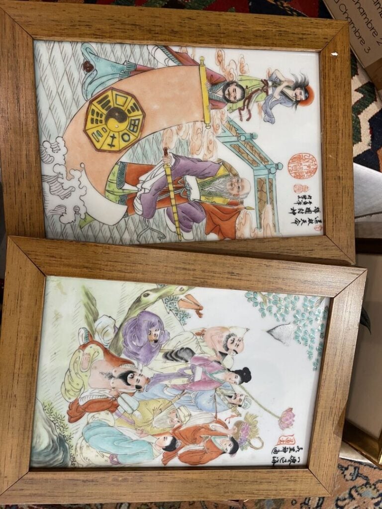 Lot de bibelots courants comprenant des plaques en porcelaine à décor de person…