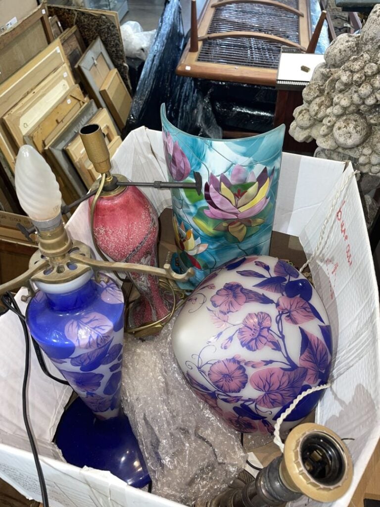 Lot de bibelots courants en céramique ou verre, lampes modernes, enfant Jésus e…
